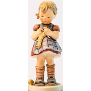 Goebel ML Hummel Club, A Stitch‎ in Time 255 4/0 (1987)